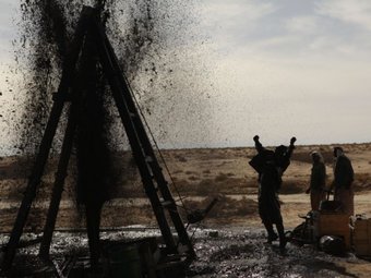 Стоп-кадр из фильма «Нефть»