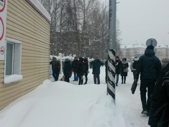 На фото эвакуация в АОКБ.